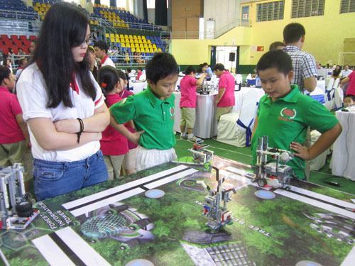 Trường TH Lê Ngọc Hân giành 4 chức vô địch Robothon 2015