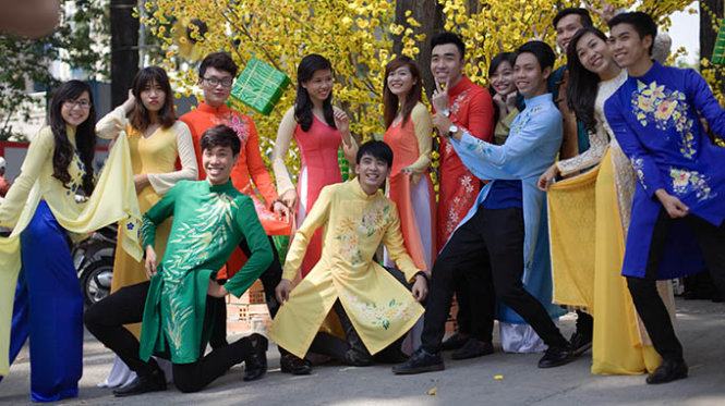 Rộn ràng văn nghệ sĩ mừng xuân