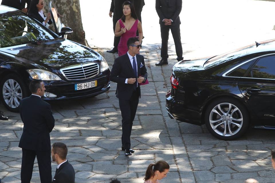 Ronaldo mua cả hòn đảo tặng chú rể Mendes