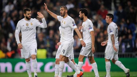 Benzema ăn mừng bàn thắng cùng đồng đội