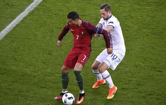 Ronaldo mờ nhạt, Bồ Đào Nha chia điểm trước Iceland