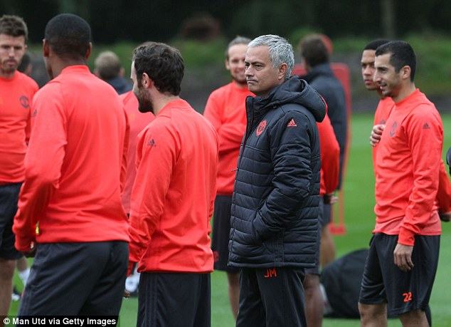 Rooney lại bị loại khỏi đội hình Man Utd