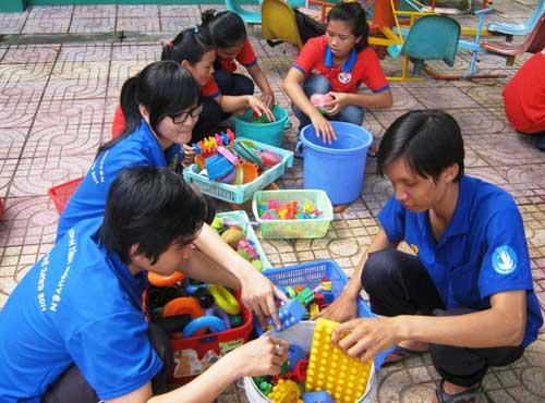 Rửa đồ chơi phòng bệnh tay chân miệng