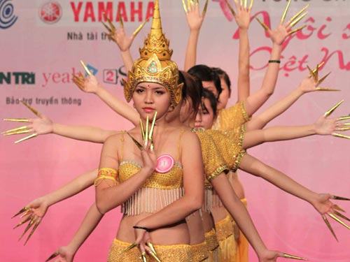 Rùm beng thi nhan sắc học đường