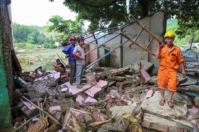 Rùng mình trước những ngôi nhà làm “mồi” cho lũ dữ ở Lào Cai