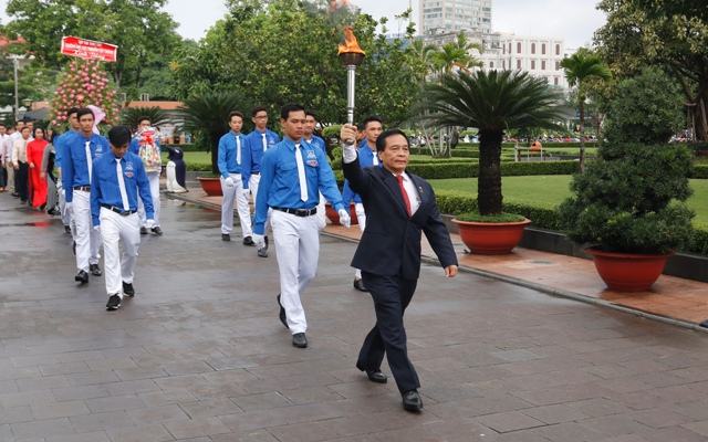 Ký kết 50 doanh nghiệp, trao 700 triệu học bổng cho sinh viên