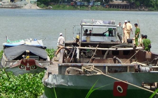 Sà lan tông ghe đang đậu, 2 mẹ con chết thảm 