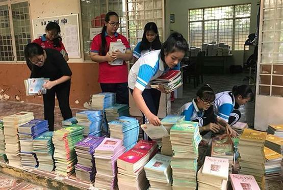 Trên 100 bộ SGK tặng cho tân HS