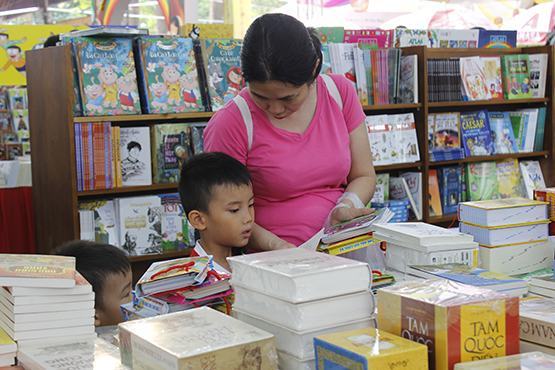 Sách sử đang có nhiều lỗ hổng