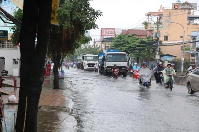 Sài Gòn sáng đầu tuần mây mù, mưa lớn, báo động các điểm ngập