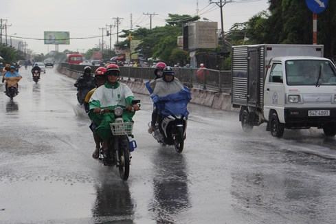 Trên đường quốc lô 13, đoạn từ ngã tư Bình Phước đến cầu Ông Dầu (P.Hiệp Bình Phước. Q.Thủ Đức) mưa rất nặng hạt - Ảnh: Phạm Hữu