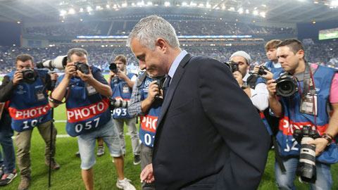 Mourinho phải cúi đầu rời sân sau hàng loại sai lầm của ông khiến Chelsea thua thảm 