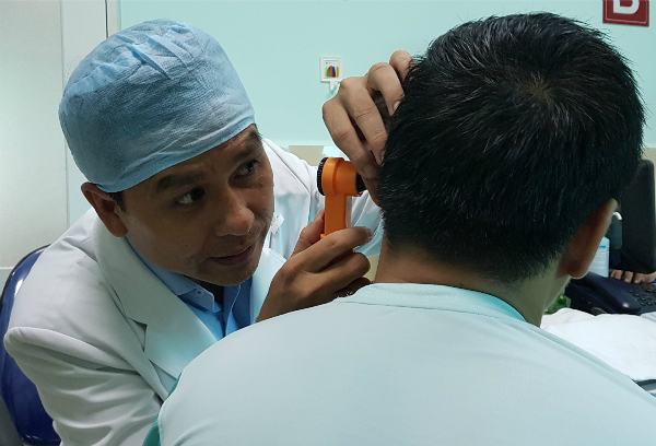 Nhiều bệnh nhân đến khám vì đau, sưng đỏ tai, hỏi ra thì trước đó một vài ngày có đi hớt tóc lấy ráy tai ở tiệm. Ảnh: Lê Phương.