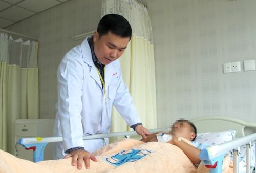 Một bệnh nhân đột quỵ đã bị ngã trong quá trình di chuyển làm cho thương tổn nặng hơn. Một bệnh nhân đột quỵ đã bị ngã trong quá trình di chuyển làm cho thương tổn nặng hơn.