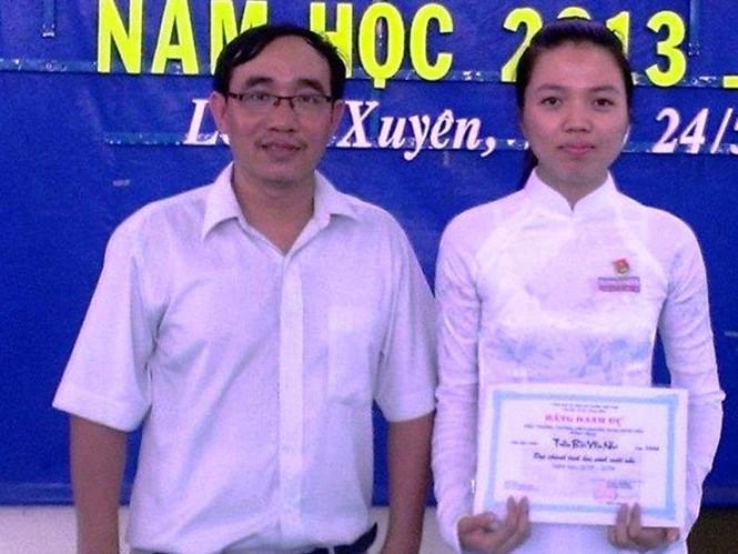 Yến Nhi cùng với giáo viên Trường THPT chuyên Thoại Ngọc Hầu  /// Ảnh: NVCC