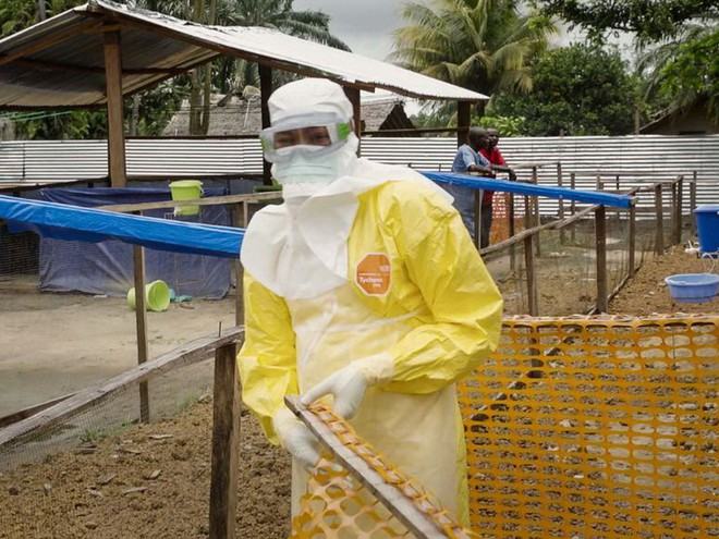 Bác sĩ Dadin Bonkole làm việc trong khu điều trị bệnh nhân Ebola tại bệnh viện Ingende ở CHDC Congo /// CNN