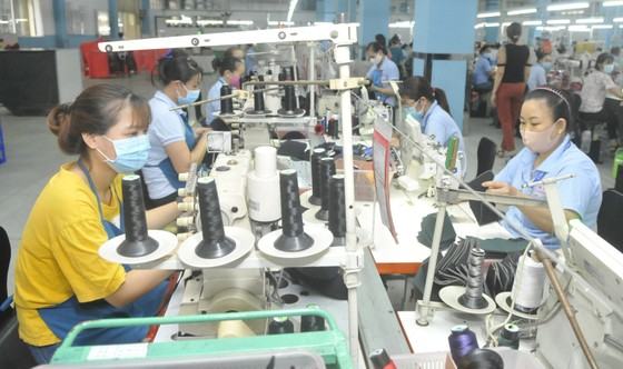 May giày thể thao xuất khẩu tại Công ty TNHH Freetrend Industrial (doanh nghiệp FDI tại TPHCM). Ảnh: CAO THĂNG ảnh 1