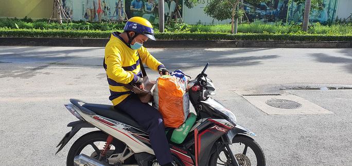 Sàn thương mại điện tử, ứng dụng giao hàng… gấp rút làm thẻ tên, băng tay cho shipper