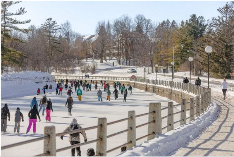 Sân trượt băng quyến rũ Rideau Canal Skateway ở Ontario là sân trượt băng tự nhiên lớn nhất thế giới.