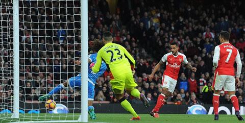 Walcott cũng đóng góp 1 bàn trận này