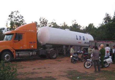 Sang chiết gas lậu ở… nghĩa địa