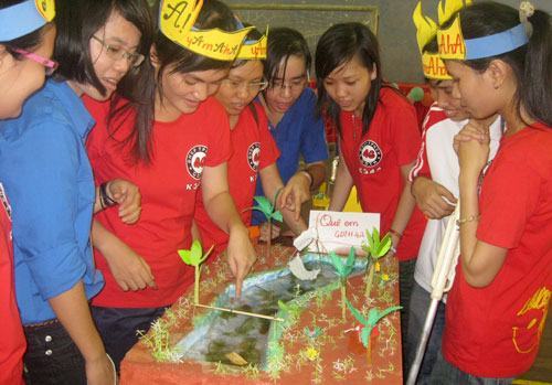 Sáng tạo mô hình dạy và học từ các vật dụng bỏ đi