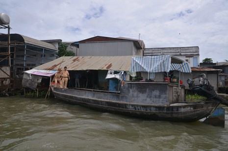 Sào huyệt thuốc lá lậu trong căn nhà hoang - ảnh 3