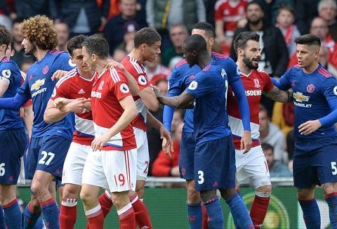 Sao MU vào tận đường hầm đòi “xử” đối thủ