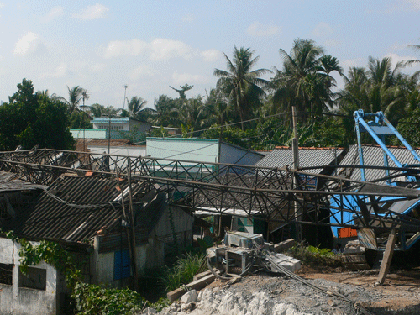 Sập cần cẩu, đè sập 3 ngôi nhà