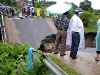 Cầu Đăk Wét 2 trên QL24 gãy làm đôi.