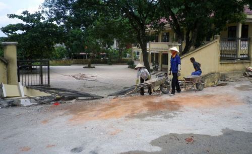 Sập cổng trường tiểu học, 4 người chết, 1 người bị thương