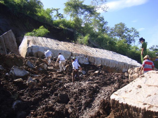 Sập mỏ đá đang khai thác, 2 người chết, 2 người bị thương