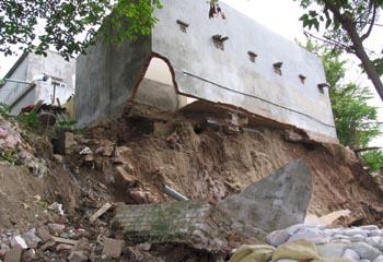 Sạt lở đê sông Hồng, Hà Nội di dời dân