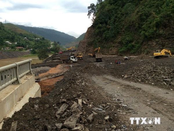 Sạt lở núi trên QL2, ách tắc giao thông từ Hà Giang đi Hà Nội