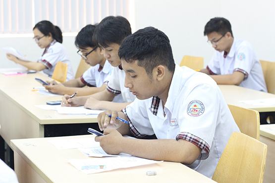 Học sinh thi thử kiểm tra năng lực dạng SAT