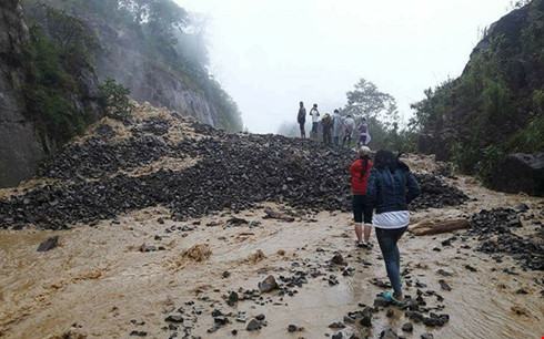 Đèo Khánh Vĩnh lại sạt lở ùn tắc giao thông