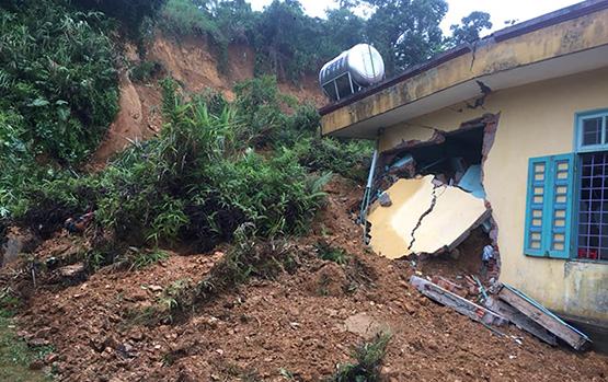 Miền Trung: Nhiều khu nội trú học sinh bị sạt núi vùi lấp