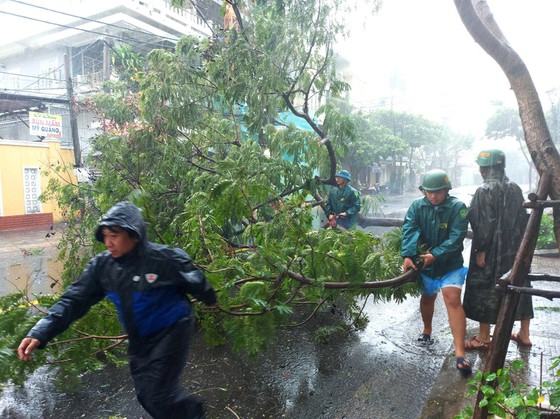 Sau bão, người dân trở về trong tan hoang ảnh 2