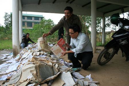 Sau lũ, ngồi học trên nền xi-măng