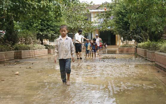 Tất bật trở lại trường sau lũ lớn