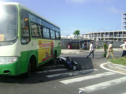 Say rượu, tông xe buýt trước cổng bệnh viện