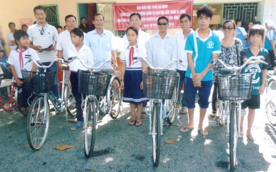 Tặng 400 phần quà cho học sinh nghèo