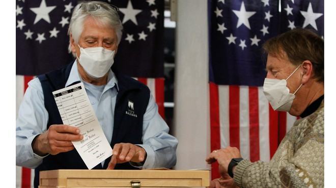 Cử tri bỏ phiếu tại thị trấn Dixville Notch, New Hampshire ngày 3.11	 /// REUTERS
