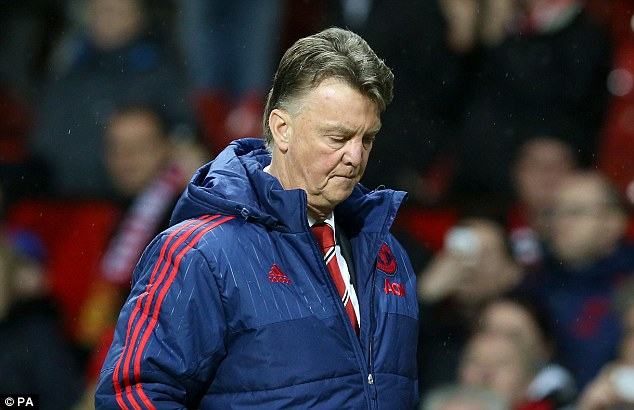 Sếp lớn ra tay, M.U chuẩn bị “trảm” Van Gaal