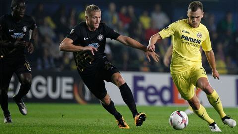 Villarreal (áo vàng) trắng tay trên sân nhà