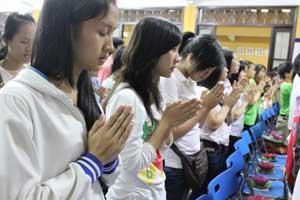 Sĩ tử lên chùa cầu may!