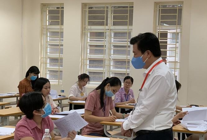 Thứ trưởng GD&ÐT Nguyễn Hữu Ðộ kiểm tra công tác chấm thi tại Quảng Ninh            Ảnh: Nghiêm Huê