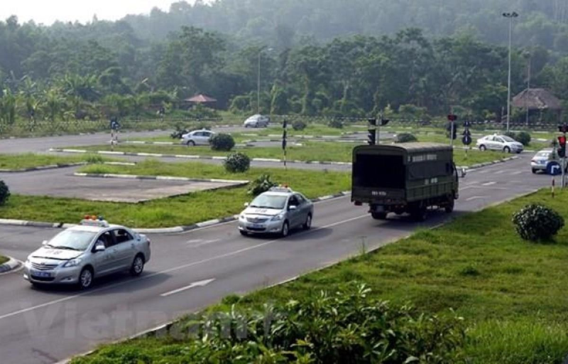 Sa hình sát hạch thực hành của một trung tâm đào tạo, sát hạch lái xe. (Ảnh: Huy Hùng/Vietnam+)