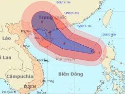 Siêu bão Utor đang mạnh lên sau khi vào biển Đông