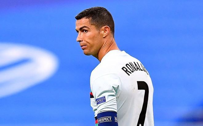 Siêu sao Cristiano Ronaldo dính Covid-19 sau trận Bồ Đào Nha vs Pháp